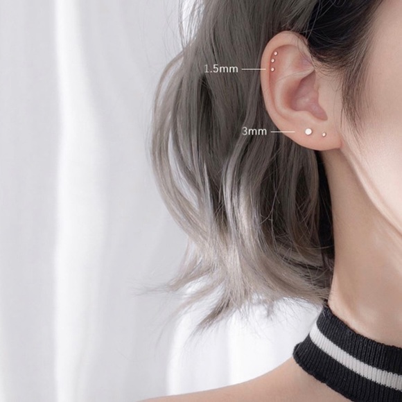 Tiny sterling silver stud earring. - Picture 2 of 2